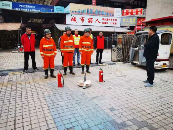 【双认识双信任双认同】消防演练进市场 防患未“燃”保平安