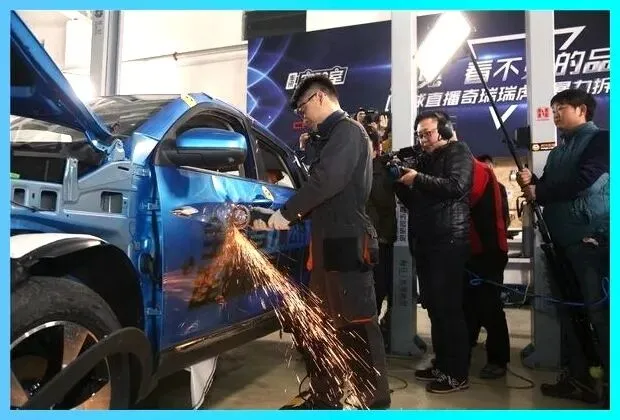 拆解验证成了车企营销的流量密码,劳斯莱斯从不触碰,尽显行业的浮躁风气