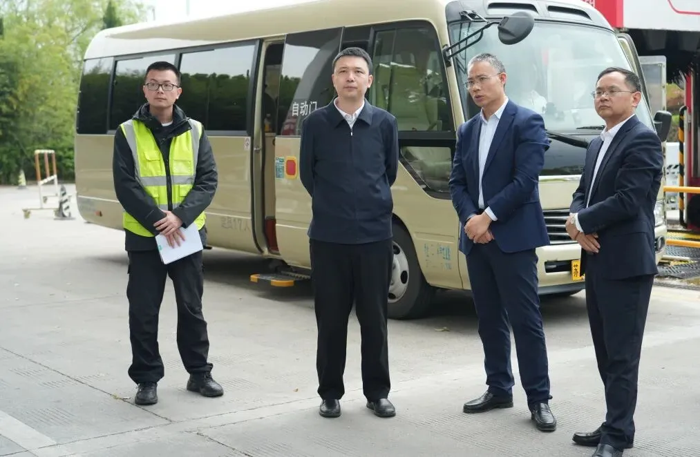 销售公司党委副书记、纪委书记、工会主席王欣一行到扬州石油开展综合调研