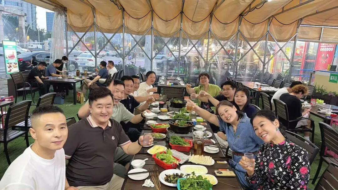 晁天王:两桌饭收6万,江苏市场炸了!免费干饭模式正在重演微商神话,你上车了吗?