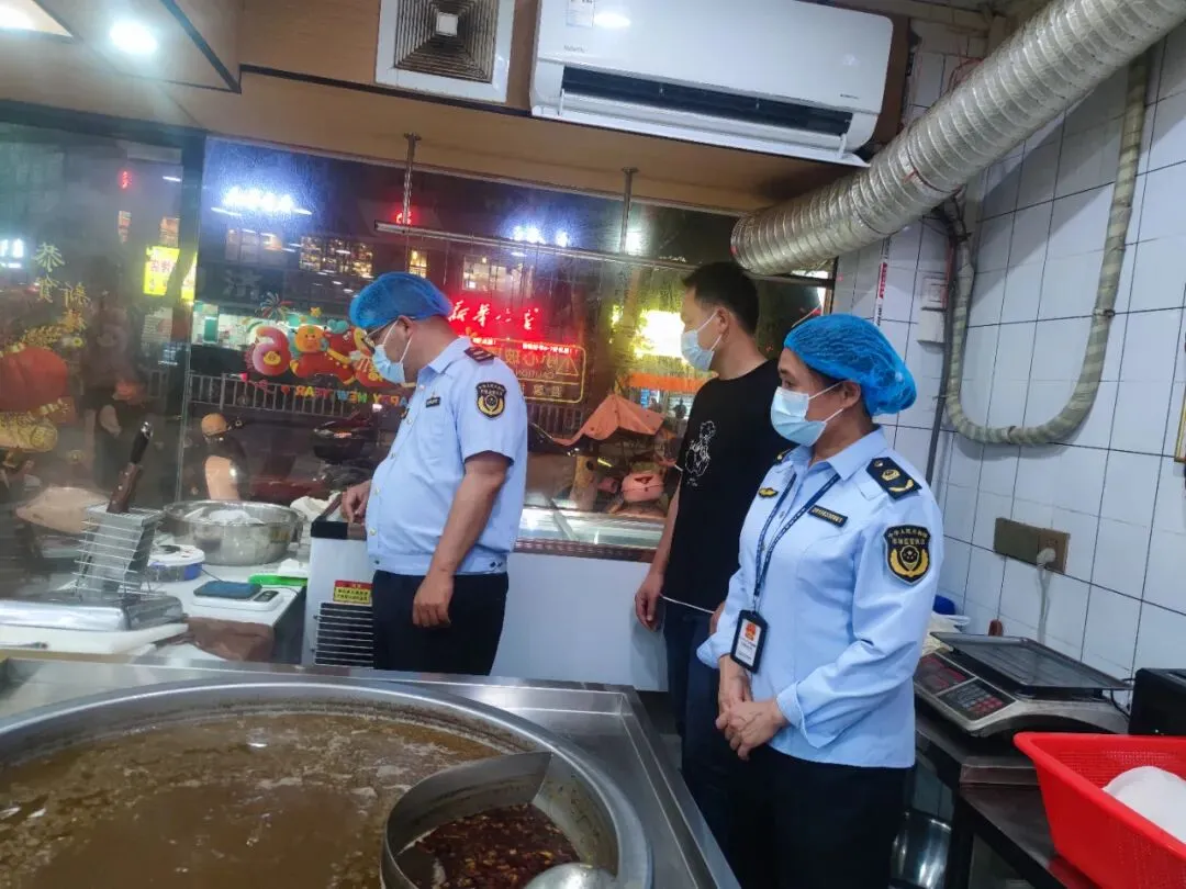 【部门动态】夜查餐厅,市场监管“铁骑”出击 守护外卖“烟火气”