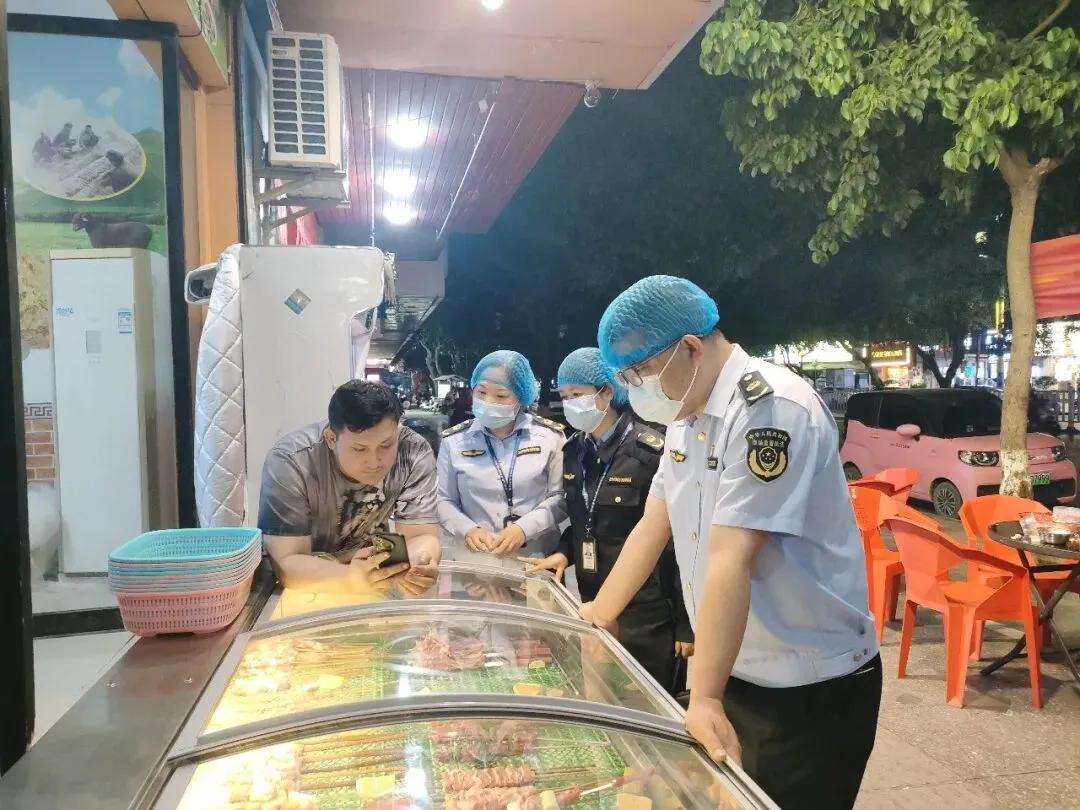 【部门动态】夜查餐厅,市场监管“铁骑”出击 守护外卖“烟火气”