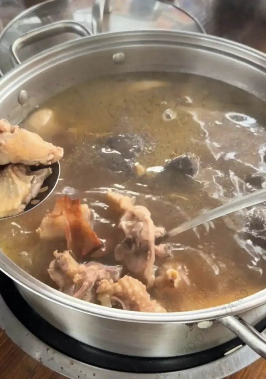 佛山“莫氏鸡煲”反向营销走红:药膳汤底祛湿,但别乱吃!