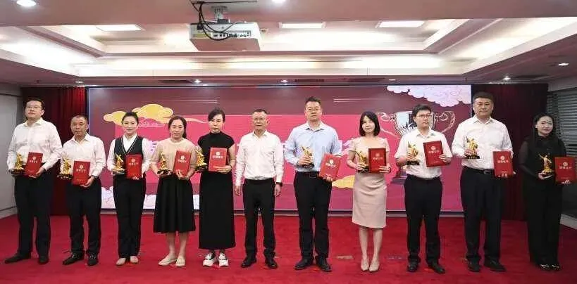 海南分公司召开2025年全员服务营销表彰会暨2026年全员客户经营启动会