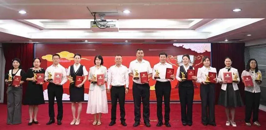 海南分公司召开2025年全员服务营销表彰会暨2026年全员客户经营启动会