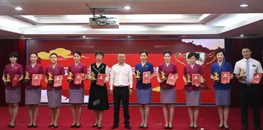 海南分公司召开2025年全员服务营销表彰会暨2026年全员客户经营启动会