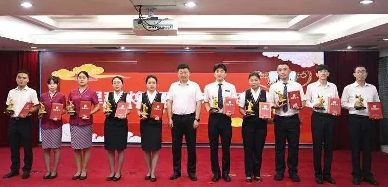 海南分公司召开2025年全员服务营销表彰会暨2026年全员客户经营启动会