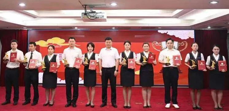 海南分公司召开2025年全员服务营销表彰会暨2026年全员客户经营启动会