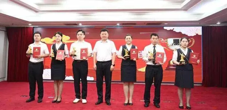 海南分公司召开2025年全员服务营销表彰会暨2026年全员客户经营启动会