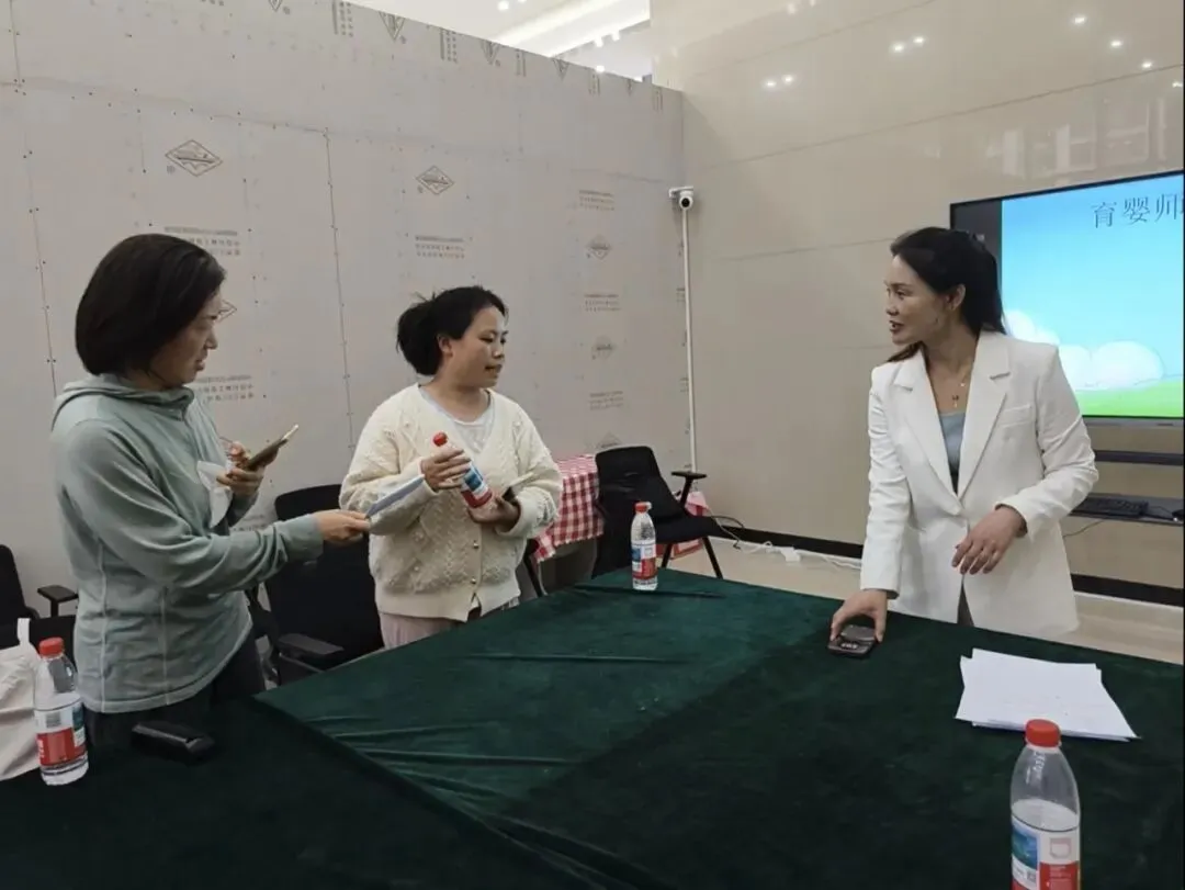 考培融合 | 康桥街道零工市场这场育婴师培训,让宝妈们直呼“太实用”!