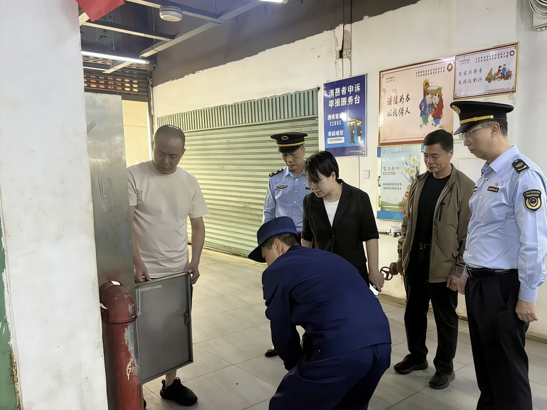 区领导带队督导农贸市场及周边城市文明建设工作