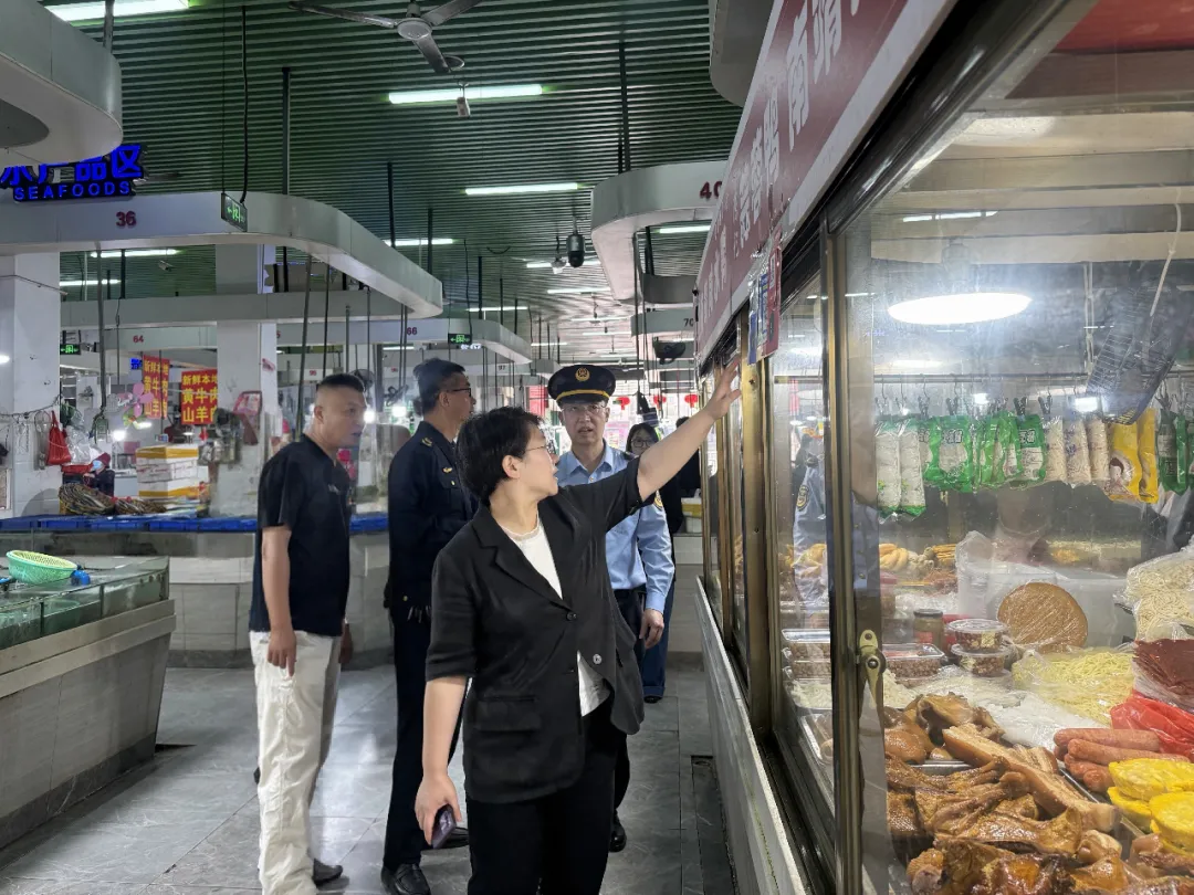 区领导带队督导农贸市场及周边城市文明建设工作