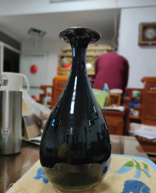 中国老人日本旧货市场捡到黑瓶子,说价值十万宋代定窑,是醉了?