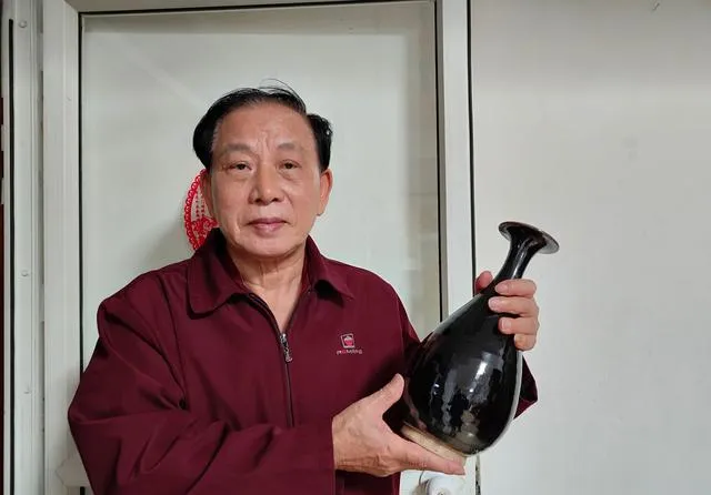 中国老人日本旧货市场捡到黑瓶子,说价值十万宋代定窑,是醉了?