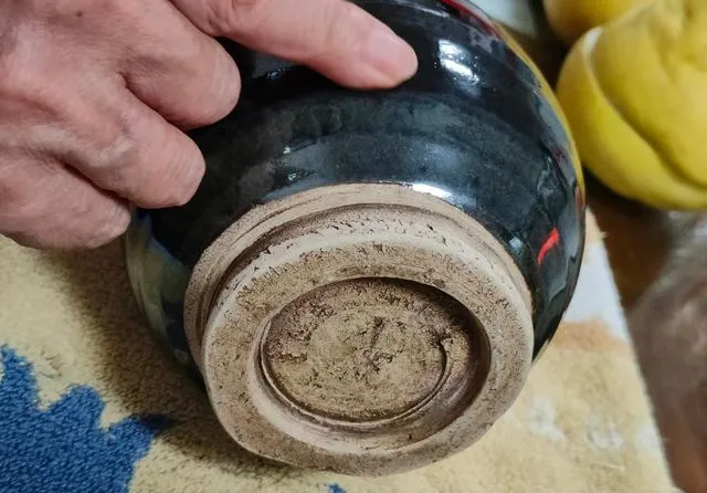 中国老人日本旧货市场捡到黑瓶子,说价值十万宋代定窑,是醉了?