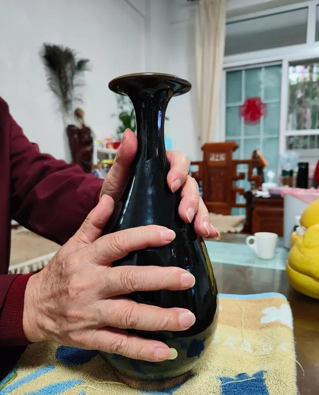 中国老人日本旧货市场捡到黑瓶子,说价值十万宋代定窑,是醉了?