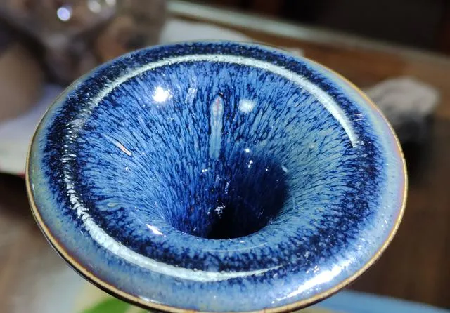 中国老人日本旧货市场捡到黑瓶子,说价值十万宋代定窑,是醉了?