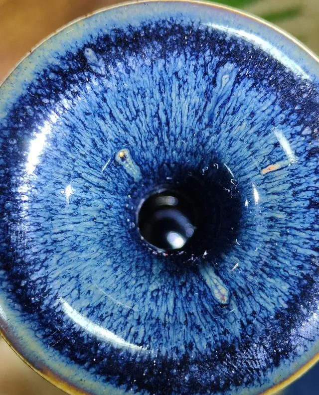 中国老人日本旧货市场捡到黑瓶子,说价值十万宋代定窑,是醉了?