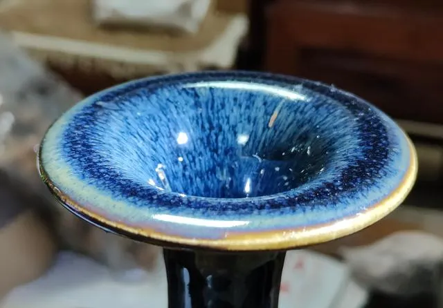 中国老人日本旧货市场捡到黑瓶子,说价值十万宋代定窑,是醉了?