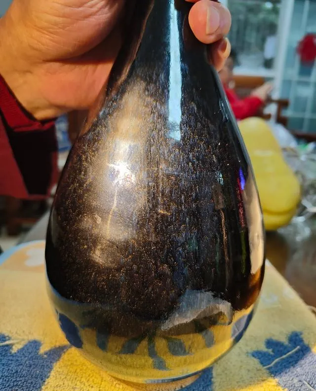 中国老人日本旧货市场捡到黑瓶子,说价值十万宋代定窑,是醉了?