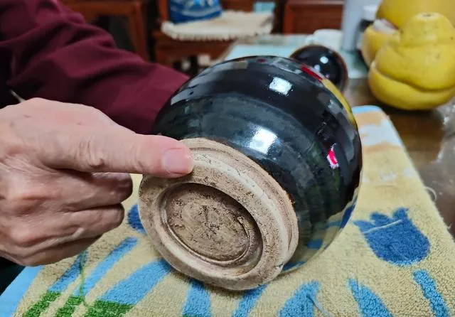 中国老人日本旧货市场捡到黑瓶子,说价值十万宋代定窑,是醉了?