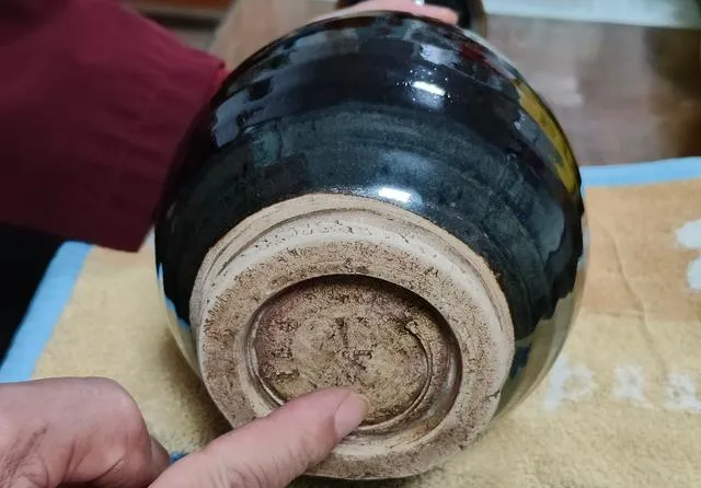 中国老人日本旧货市场捡到黑瓶子,说价值十万宋代定窑,是醉了?