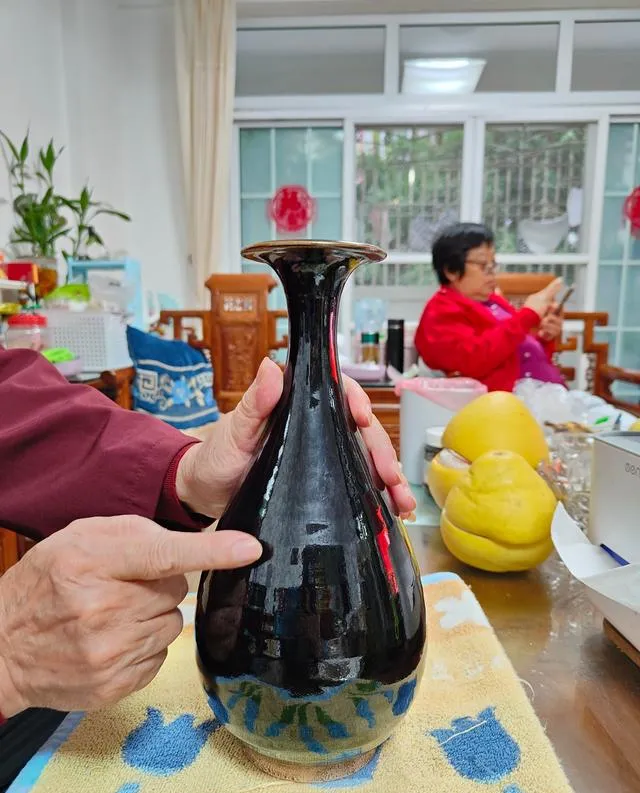 中国老人日本旧货市场捡到黑瓶子,说价值十万宋代定窑,是醉了?