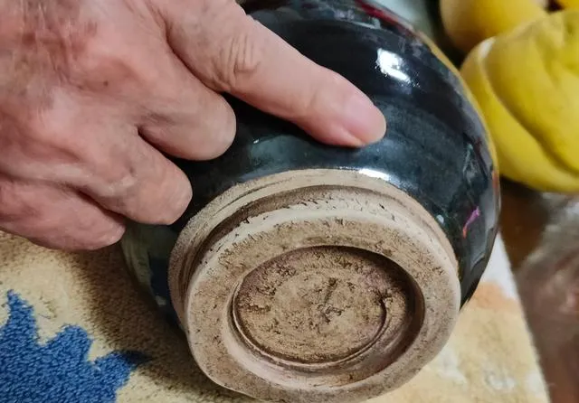 中国老人日本旧货市场捡到黑瓶子,说价值十万宋代定窑,是醉了?