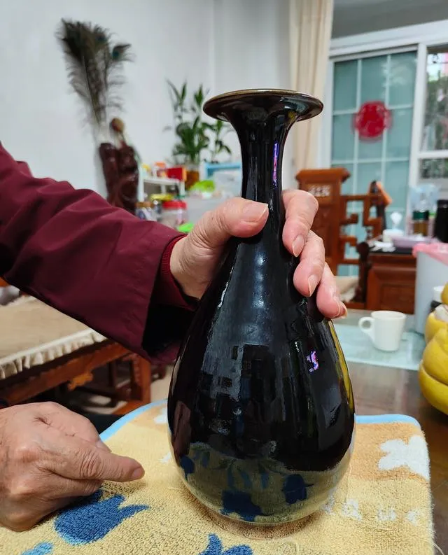 中国老人日本旧货市场捡到黑瓶子,说价值十万宋代定窑,是醉了?