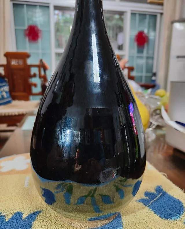 中国老人日本旧货市场捡到黑瓶子,说价值十万宋代定窑,是醉了?