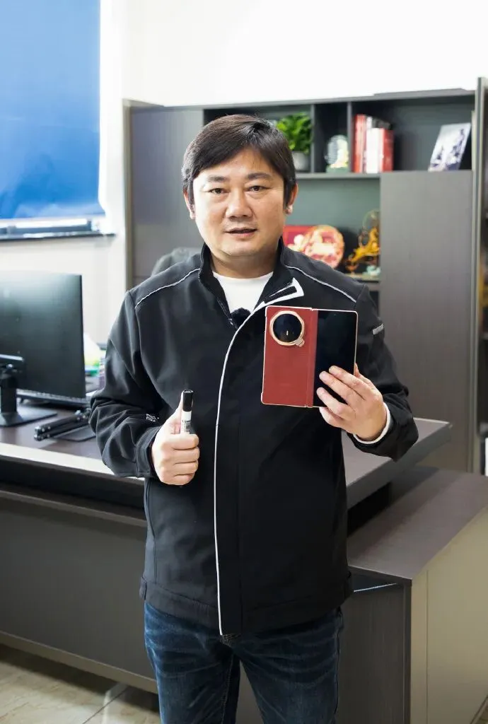 张雪换荣耀 Magic V6:不是营销,是两个 “死磕派” 的双向奔赴