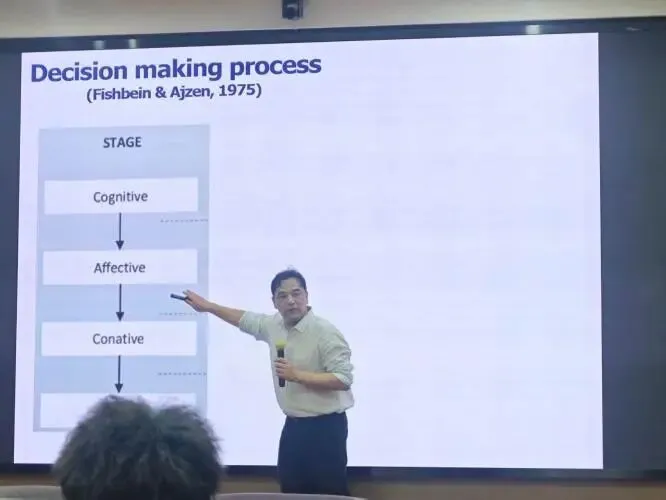 体育学院举办英超体育营销战略研究生论坛讲座
