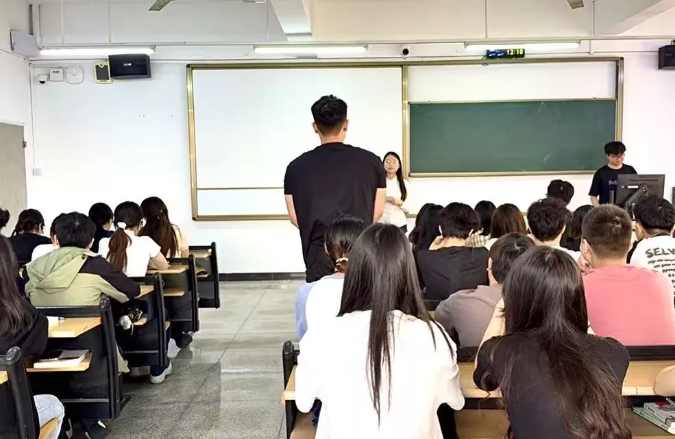 工商管理学院23营销2班(z)开展心理健康主题班会