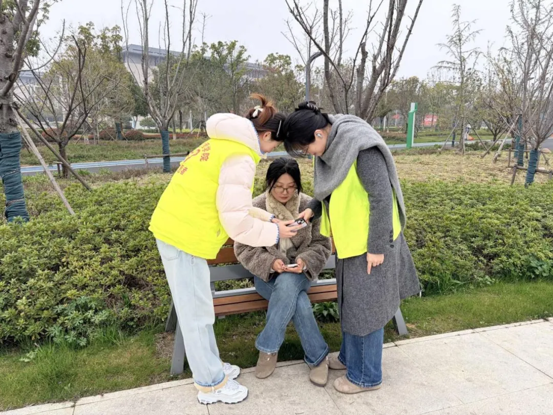 【志愿活动】25级市场营销3班团支部开展二月二龙抬头主题祝福张贴志愿服务活动