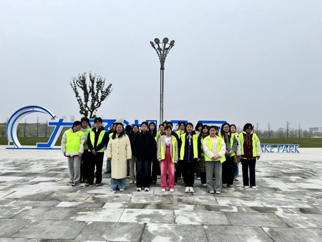 【志愿活动】25级市场营销3班团支部开展二月二龙抬头主题祝福张贴志愿服务活动