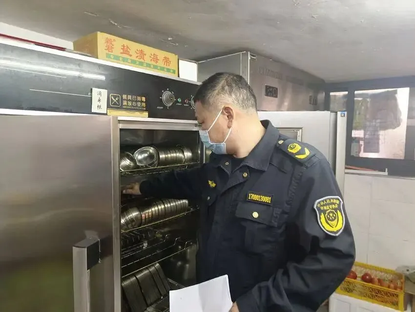 古楼市场监管所开展学校食堂与托管机构专项检查