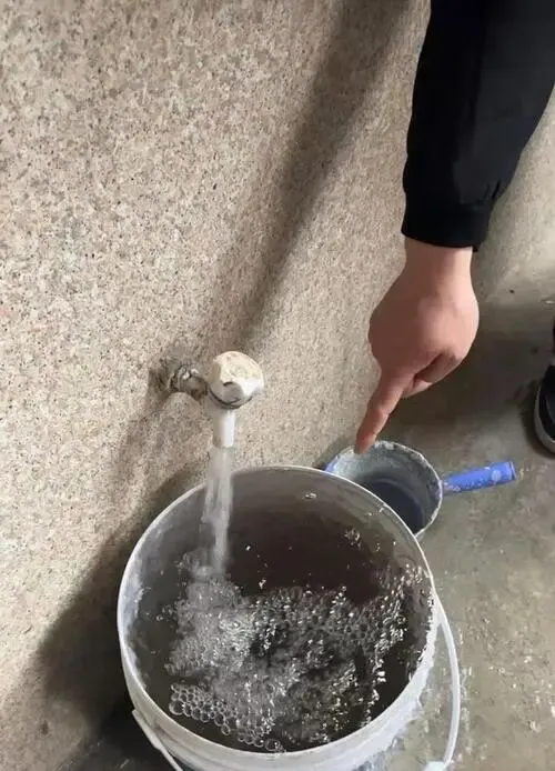 村民用水发黑如墨,活禽市场臭味冲天:一场关于民生与合规的拉锯战