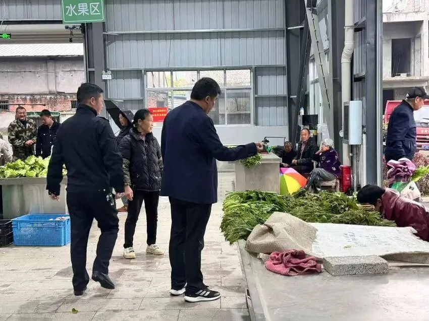 直击现场!谷城重拳取缔马路市场