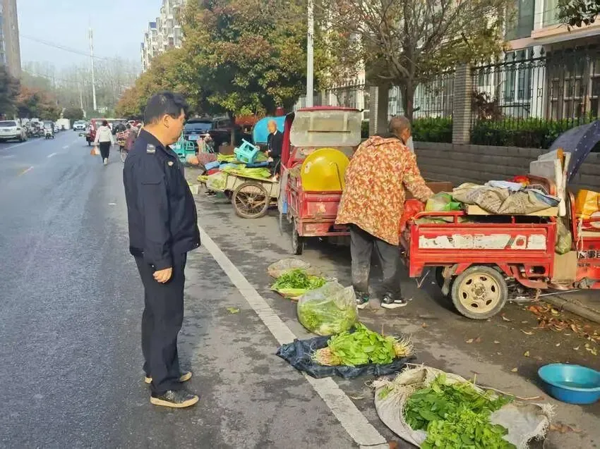 直击现场!谷城重拳取缔马路市场