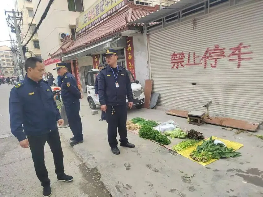 直击现场!谷城重拳取缔马路市场