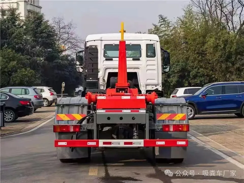 垃圾勾臂车市场价格 国六垃圾车市场报价 蓝牌东风勾臂车