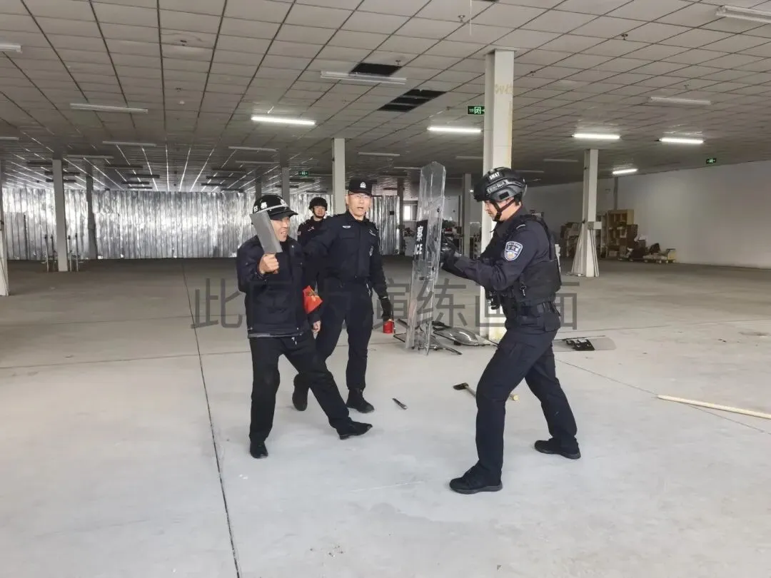 筑牢市场安全防线 提升应急处突能力——新城区公安分局开展防暴培训演练