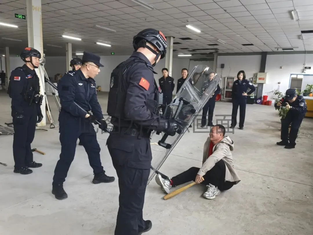 筑牢市场安全防线 提升应急处突能力——新城区公安分局开展防暴培训演练