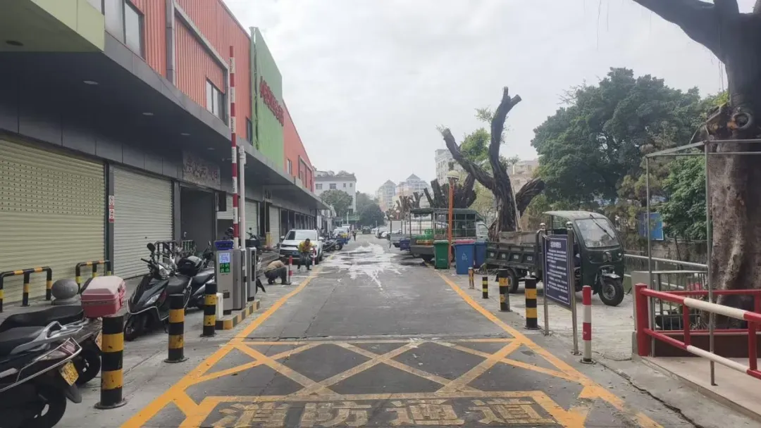 投诉小榄一市场私设停车栏杆问题!官方回应…