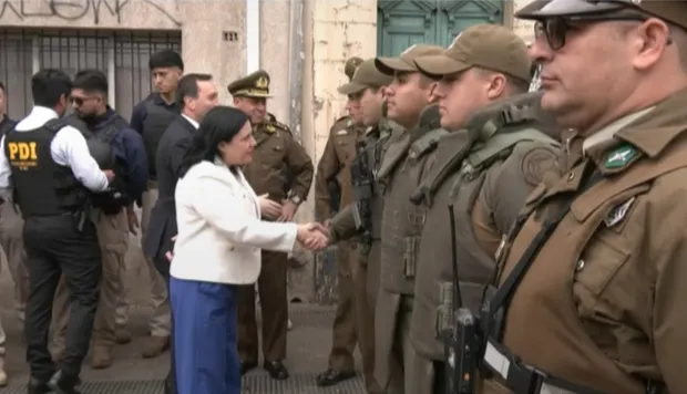 智利政府多部门在LA VEGA农贸市场联合开展大规模移民身份检查 公安部长亲自带头 部署超70名警力