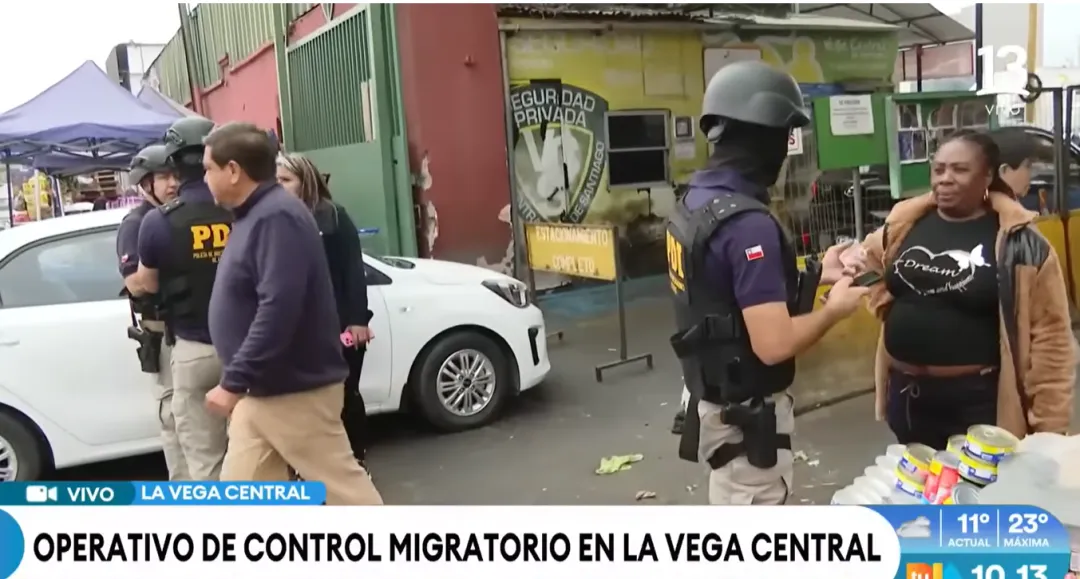 智利政府多部门在LA VEGA农贸市场联合开展大规模移民身份检查 公安部长亲自带头 部署超70名警力