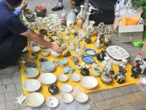 探秘古玩市场,在这些千奇百怪的老物件中寻宝,朋友告诉我:这里面水很深……