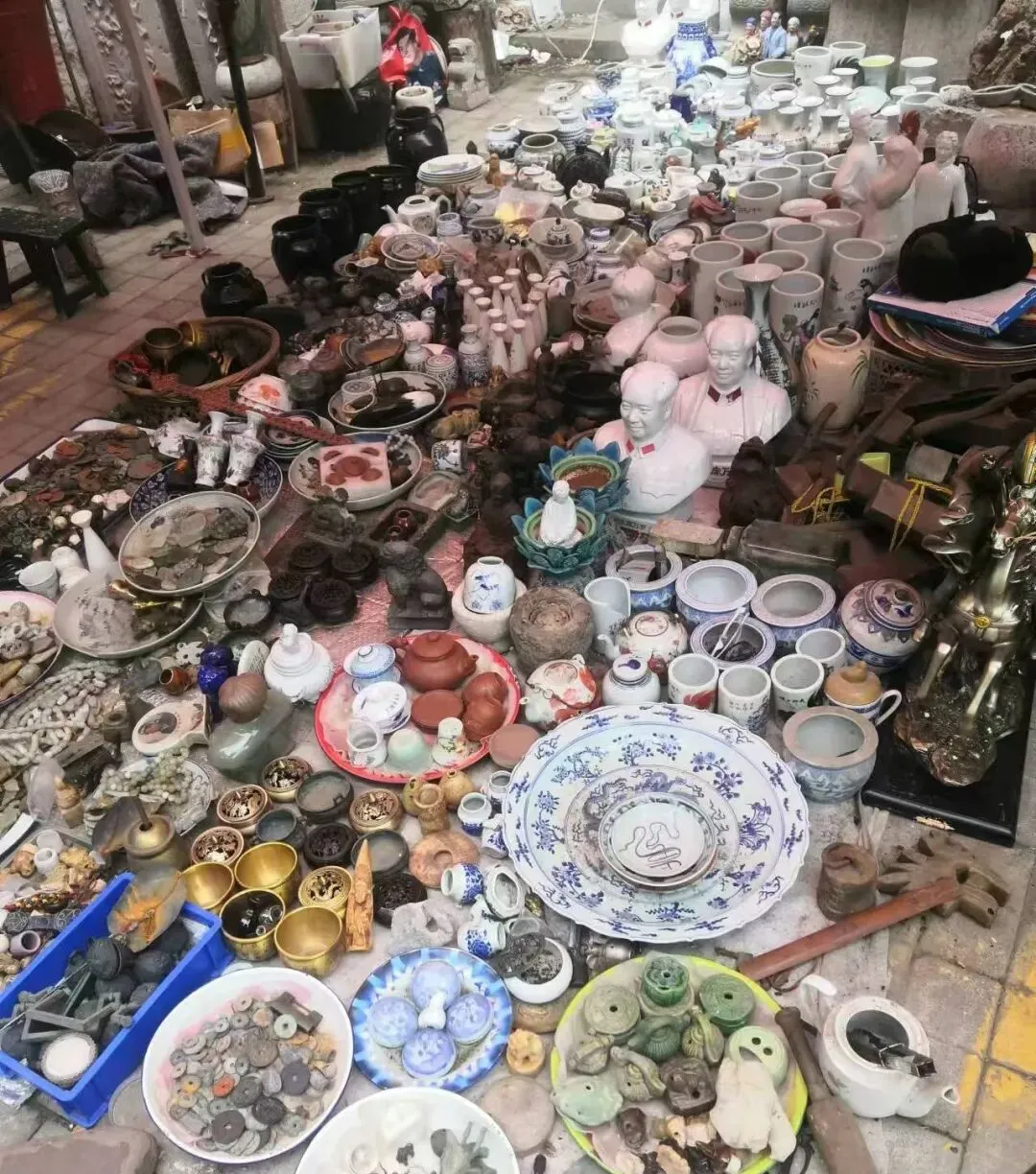 探秘古玩市场,在这些千奇百怪的老物件中寻宝,朋友告诉我:这里面水很深……