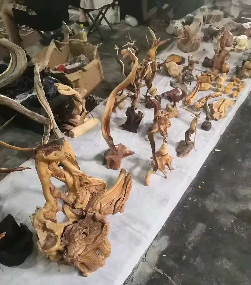 探秘古玩市场,在这些千奇百怪的老物件中寻宝,朋友告诉我:这里面水很深……