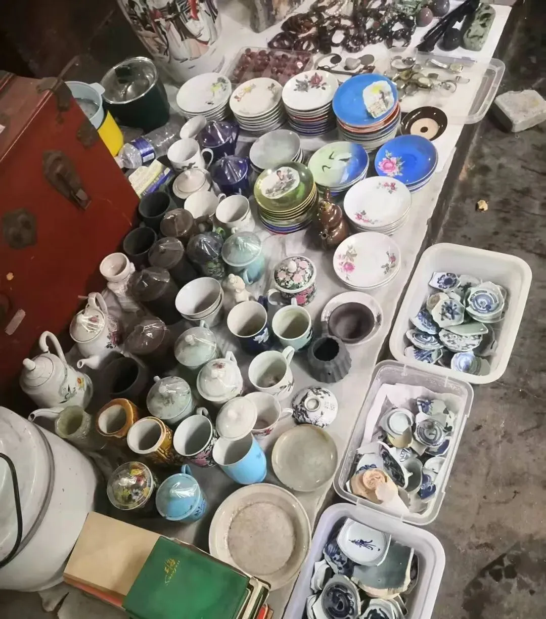 探秘古玩市场,在这些千奇百怪的老物件中寻宝,朋友告诉我:这里面水很深……